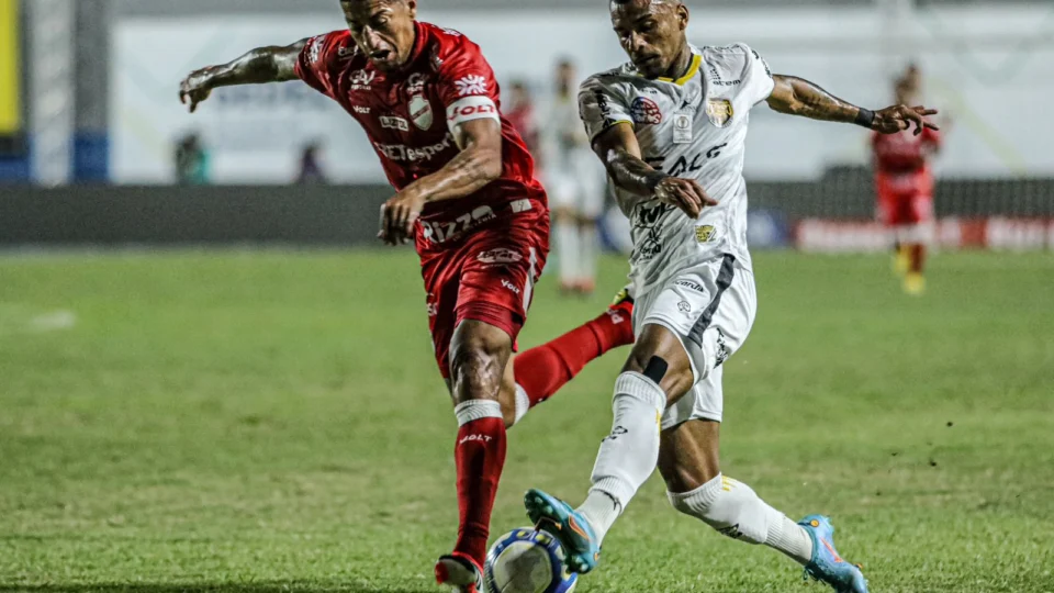 Frágil no meio campo, Amazonas perde a terceira em casa e frustra torcida que comparece ao Zamith