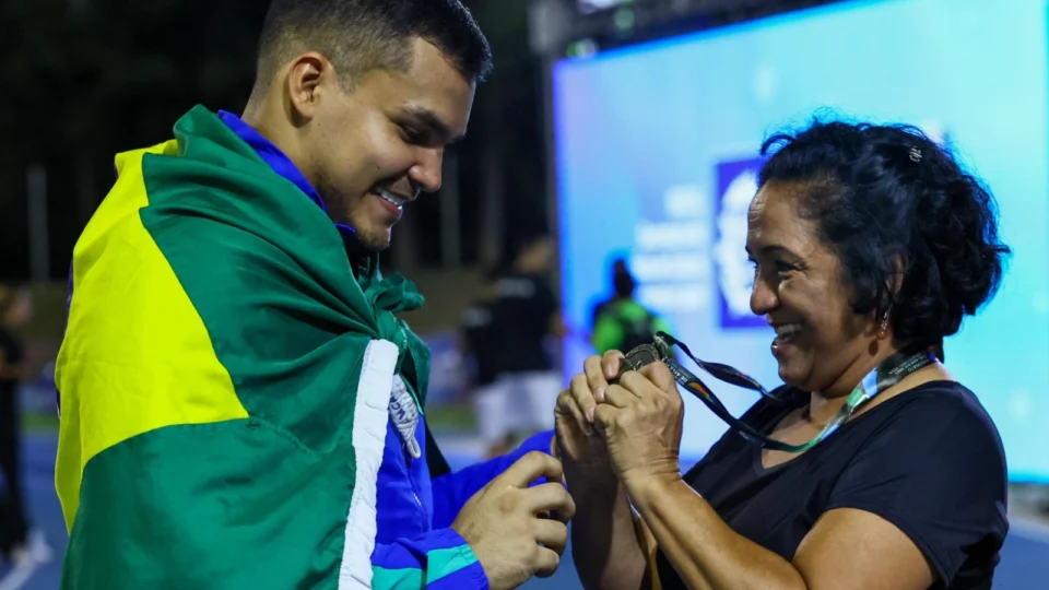 Governo do Amazonas envia professora Margareth Bahia para acompanhar Pedro Nunes em Paris 2024