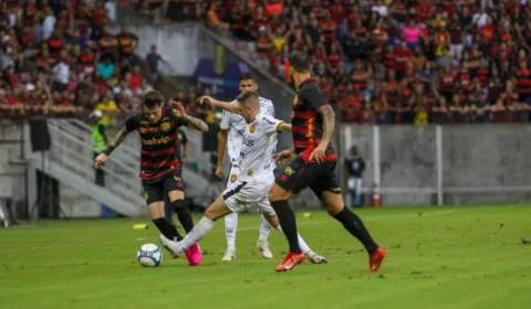 Onça leva dois gols no início do jogo, reage, mas toma o terceiro gol e sai com derrota de recife