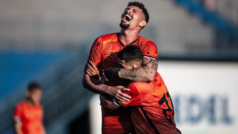 Com dois gols de Manoel Manauara atropela a Tuna Luso na Colina