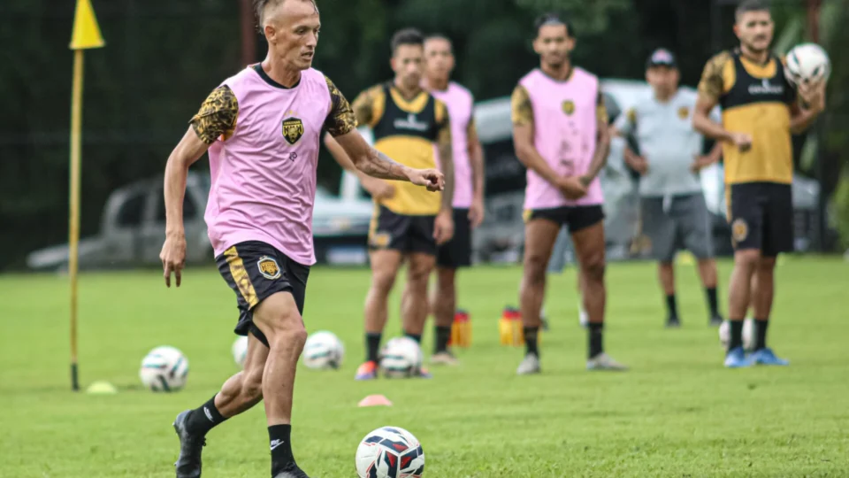 Amazonas enxuga elenco e empresta meia Diogo Carlos ao Manaus FC