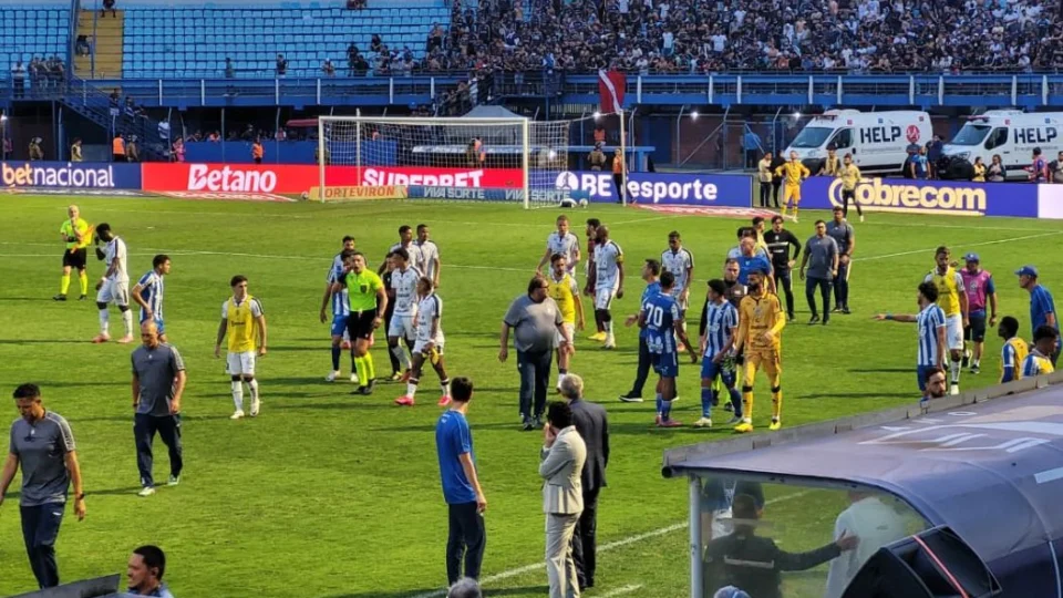 Avaí vence Remo por 3 a 1 em jogo marcado por confusão, invasões e seis expulsões na Ressacada