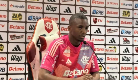 Flamengo apresenta o goleiro Andrew como reforço para a temporada