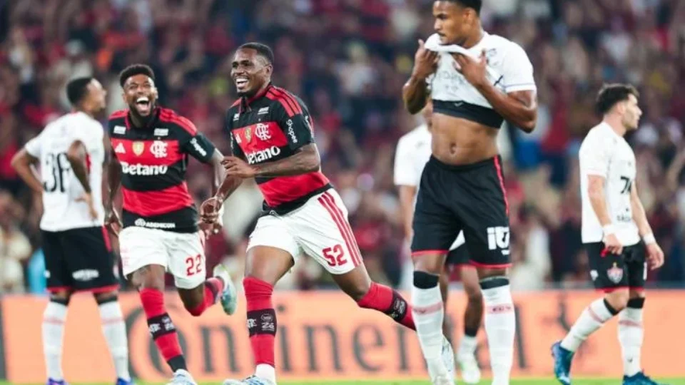 Flamengo vence o Vitória, embala 6ª vitória seguida e amplia sequência invicta
