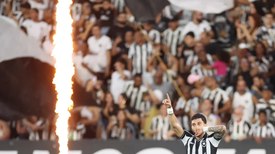 Botafogo vence a Chapecoense, abre vantagem na Copa do Brasil e amplia série invicta