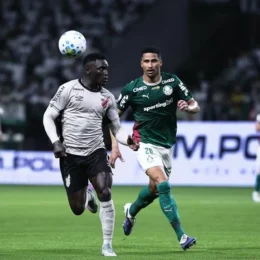 Palmeiras vence o Athletico-PR, segura pressão com um a menos e dispara na liderança