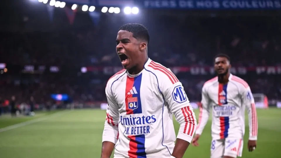PSG perde para o Lyon em casa e vê vantagem na liderança diminuir
