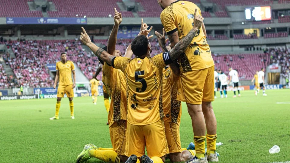 Amazonas vence o Santa Cruz fora de casa, mantém liderança e segue invicto na Série C