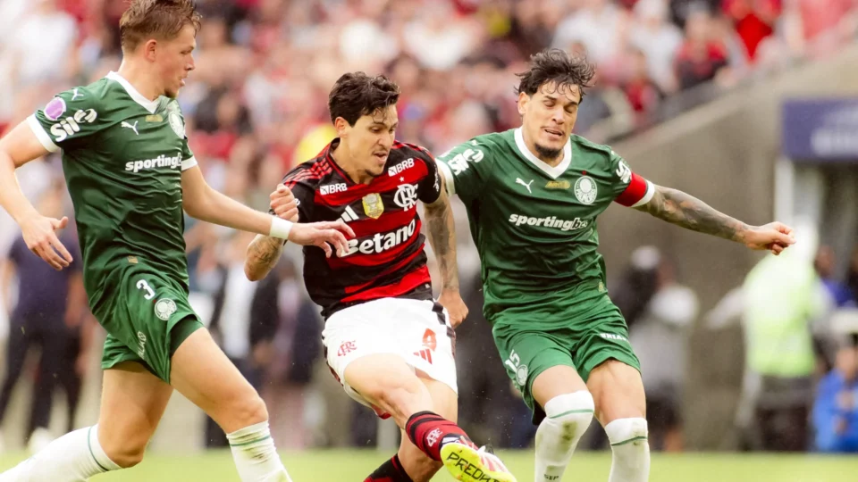 Flamengo e Palmeiras fazem duelo direto na parte de cima da tabela do Brasileirão