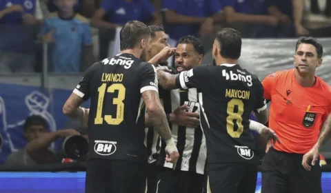Atlético-MG vence o Cruzeiro no Mineirão e respira no Brasileirão