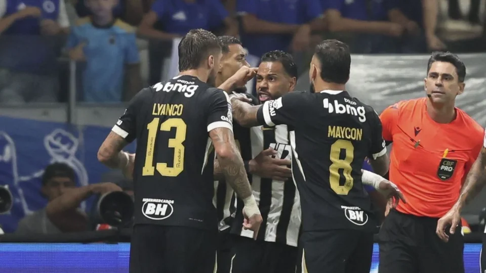 Atlético-MG vence o Cruzeiro no Mineirão e respira no Brasileirão
