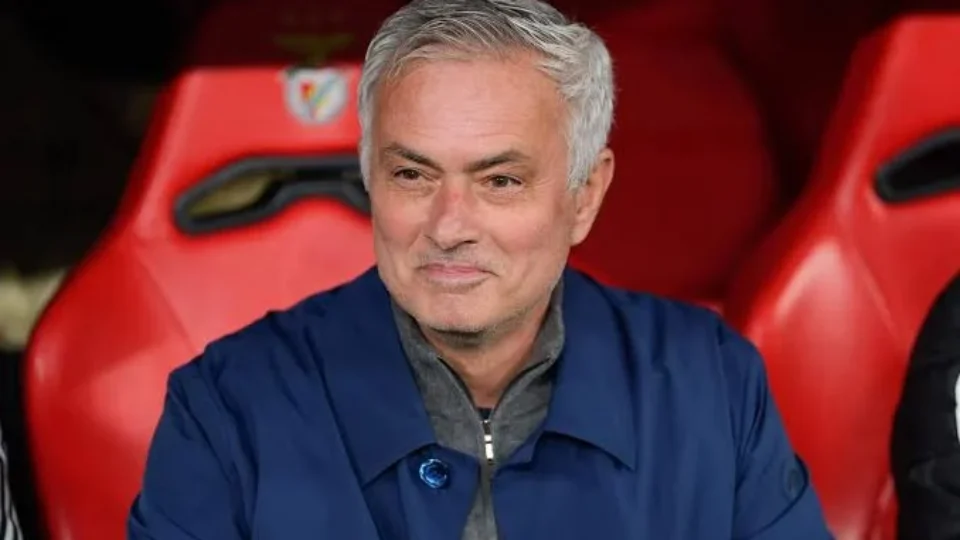 Mourinho volta ao radar do Real Madrid e Benfica inicia buscas no mercado