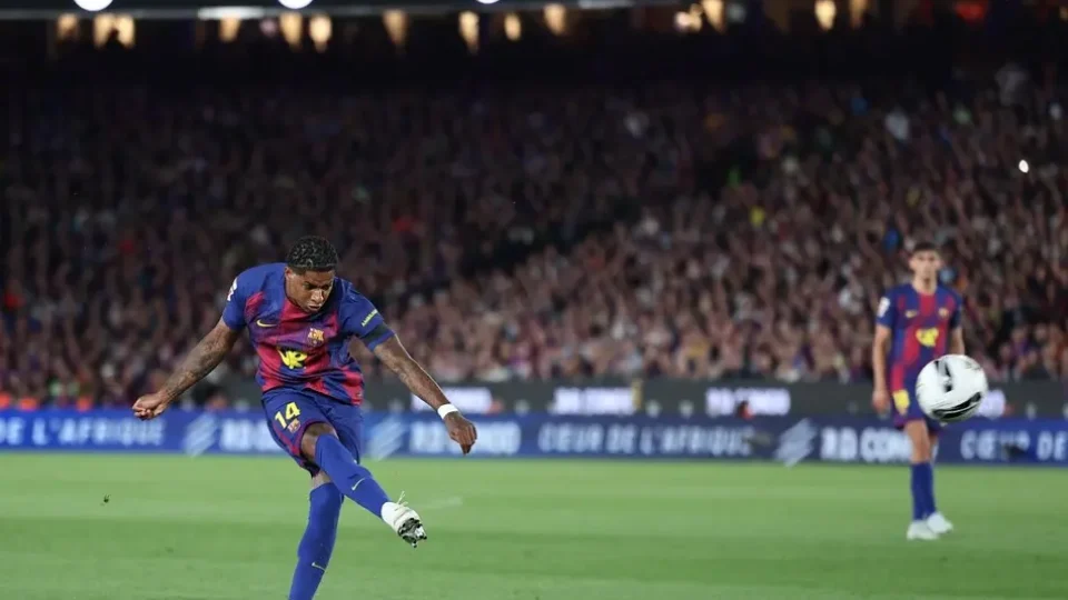 Barcelona vence o Real Madrid, conquista La Liga e levanta seu 29º título