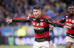 Flamengo vence o Grêmio fora de casa e pressiona o líder Palmeiras