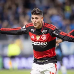 Flamengo vence o Grêmio fora de casa e pressiona o líder Palmeiras