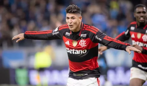Flamengo vence o Grêmio fora de casa e pressiona o líder Palmeiras