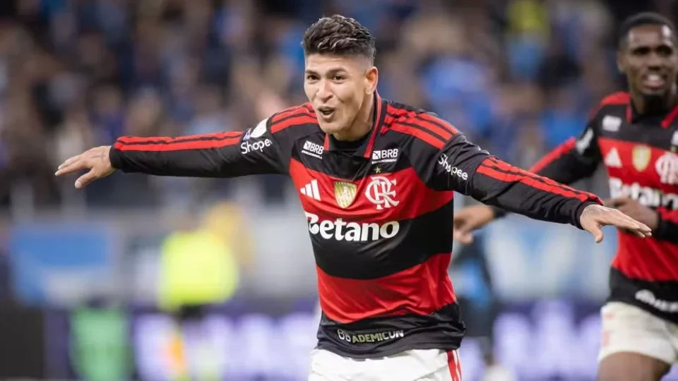 Flamengo vence o Grêmio fora de casa e pressiona o líder Palmeiras