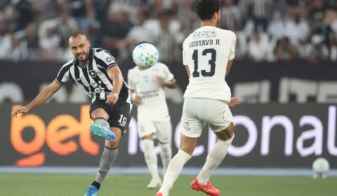Botafogo vence o Corinthians com eficiência e volta a triunfar no Brasileirão