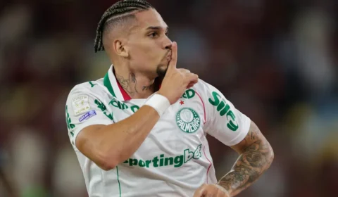 Palmeiras goleia o Flamengo no Maracanã e abre vantagem na liderança do Brasileirão