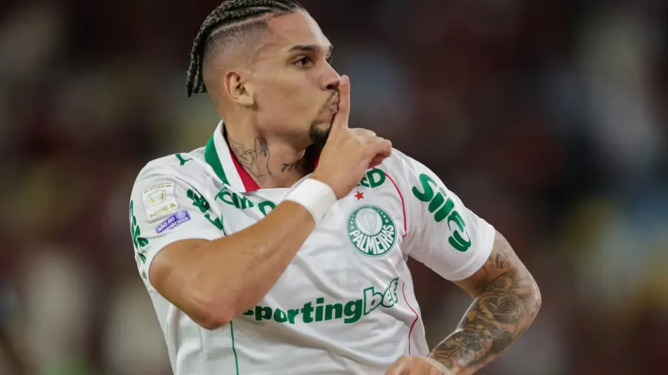 Palmeiras goleia o Flamengo no Maracanã e abre vantagem na liderança do Brasileirão