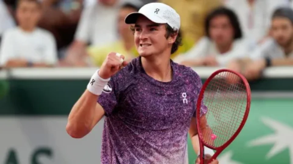João Fonseca entra para a história ao se tornar o mais jovem a vencer Djokovic em um Grand Slam