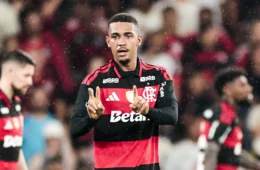 Flamengo vence o Coritiba no Maracanã e garante vice-liderança antes da Copa do Mundo