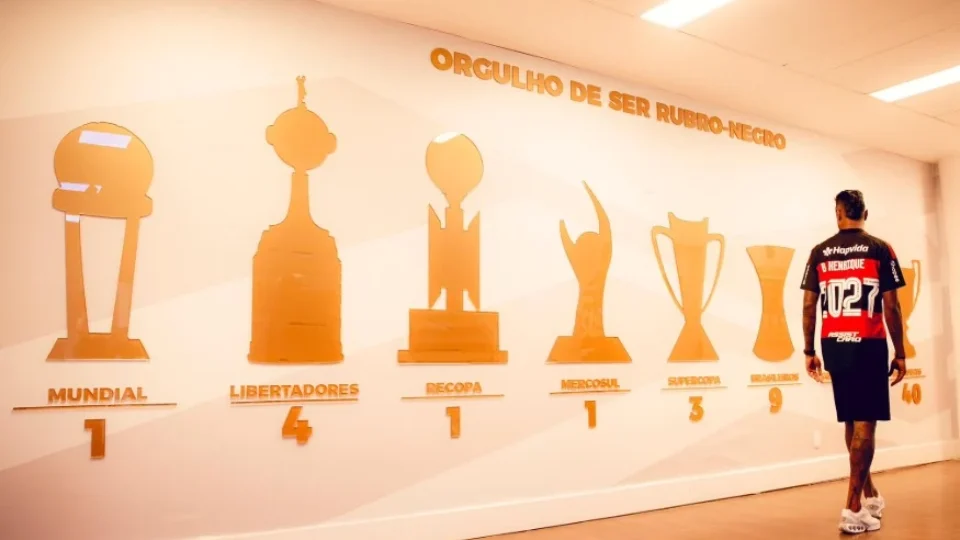 Flamengo renova com Bruno Henrique até 2027 e mantém ídolo no elenco