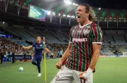 Fluminense supera tensão no Maracanã e garante vaga nas oitavas com ajuda argentina