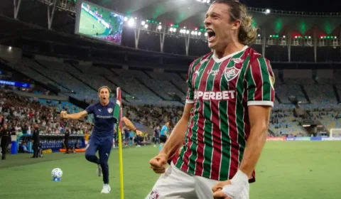 Fluminense supera tensão no Maracanã e garante vaga nas oitavas com ajuda argentina