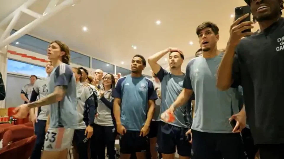 Arsenal é campeão inglês após 22 anos com tropeço do Manchester City