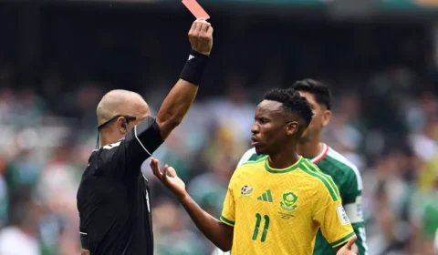 Fala de juiz brasileiro em inglês durante jogo vira meme e especialistas apontam o que deveria ter sido dito