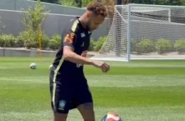 Neymar volta a aparecer de chuteiras e anima Seleção Brasileira durante recuperação