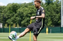 Neymar volta a treinar com a Seleção e aumenta expectativa para seu retorno