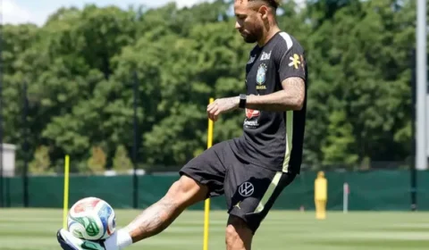 Neymar volta a treinar com a Seleção e aumenta expectativa para seu retorno