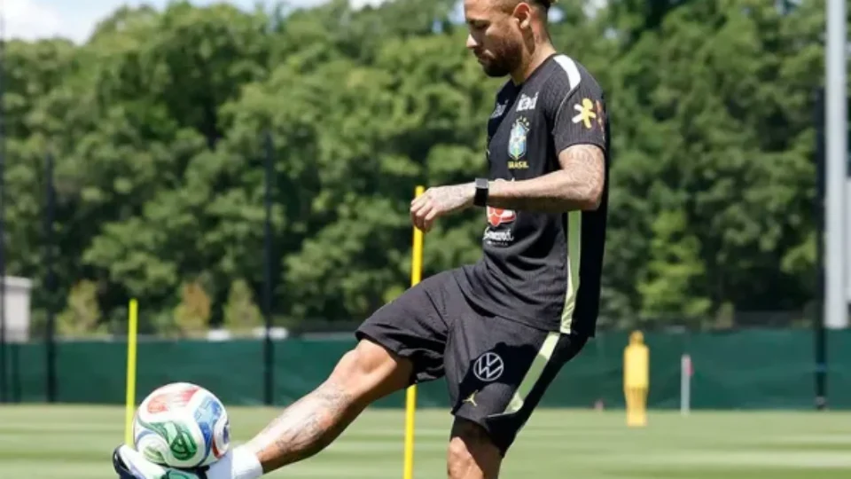 Neymar volta a treinar com a Seleção e aumenta expectativa para seu retorno