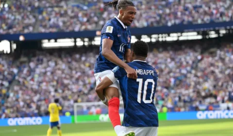 Mbappé e Olise brilham, França goleia Suécia e avança na Copa do Mundo