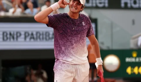 João Fonseca encara Jakub Mensik por vaga na semifinal de Roland Garros