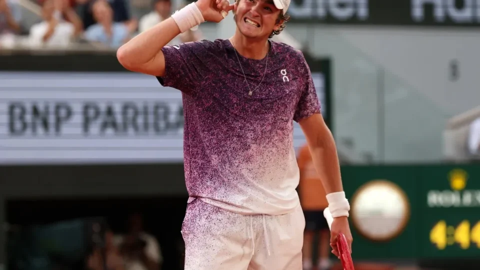 João Fonseca encara Jakub Mensik por vaga na semifinal de Roland Garros