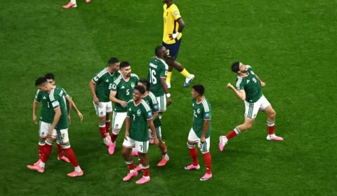 México vence Equador no Azteca e avança na Copa do Mundo com apoio da torcida