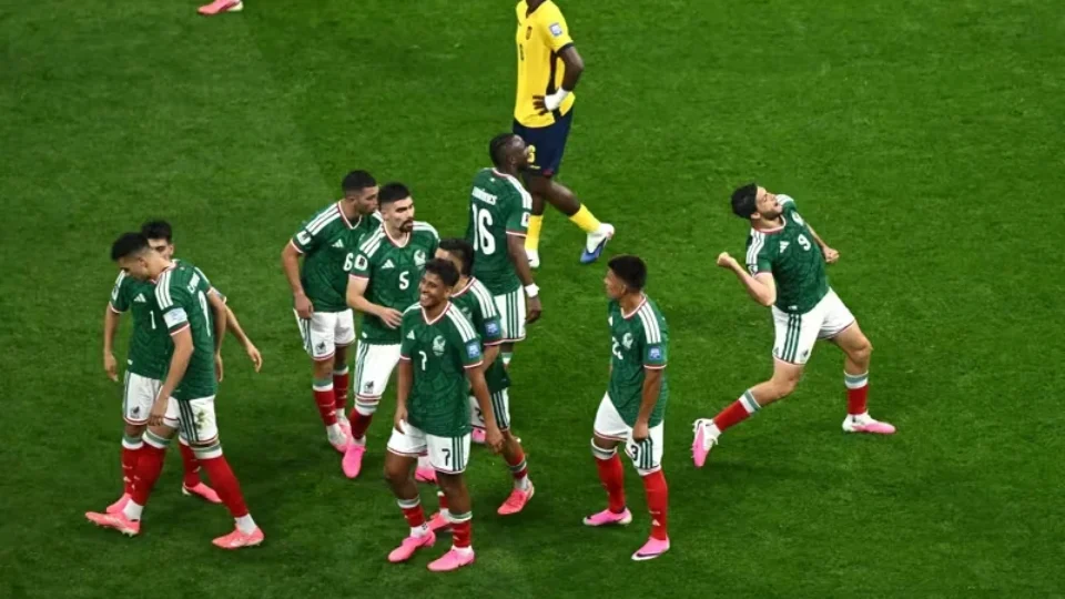 México vence Equador no Azteca e avança na Copa do Mundo com apoio da torcida