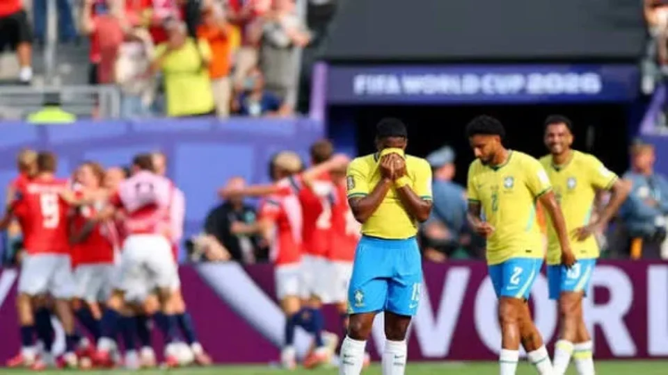Brasil iguala pior campanha em 36 anos e volta a cair antes das quartas de final